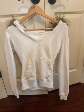 Hollister Women's Cream V-Neck Hoodie with Faux Fur Trim